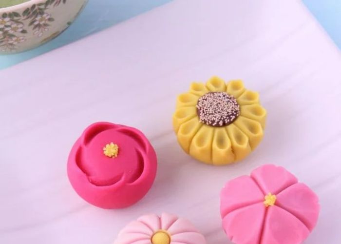 Bright Japanese sweets in the shape of plum blossoms, the royal chrysanthemum, sunflowers, and sakura, representing the seasons.